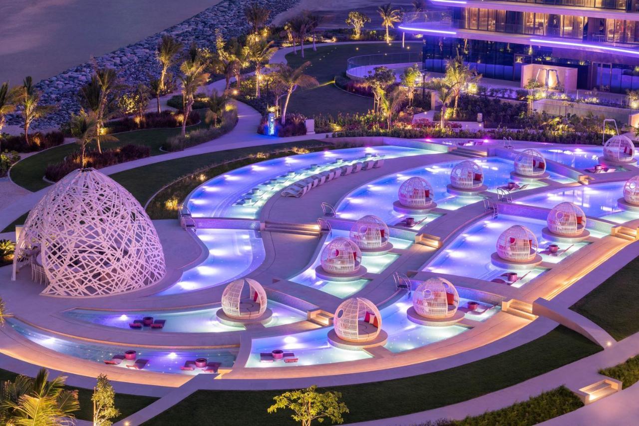 فندق دبليو دبي, النخلة المظهر الخارجي الصورة The resort's pool at night